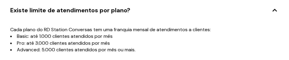 Trecho do FAQ da página de planos do RD Station Conversas respondendo que cada plano tem franquia mensal de atendimentos e listando Basic com até 1.000 clientes atendidos por mês, Pro com 3.000 e Advanced com 5.000 ou mais.